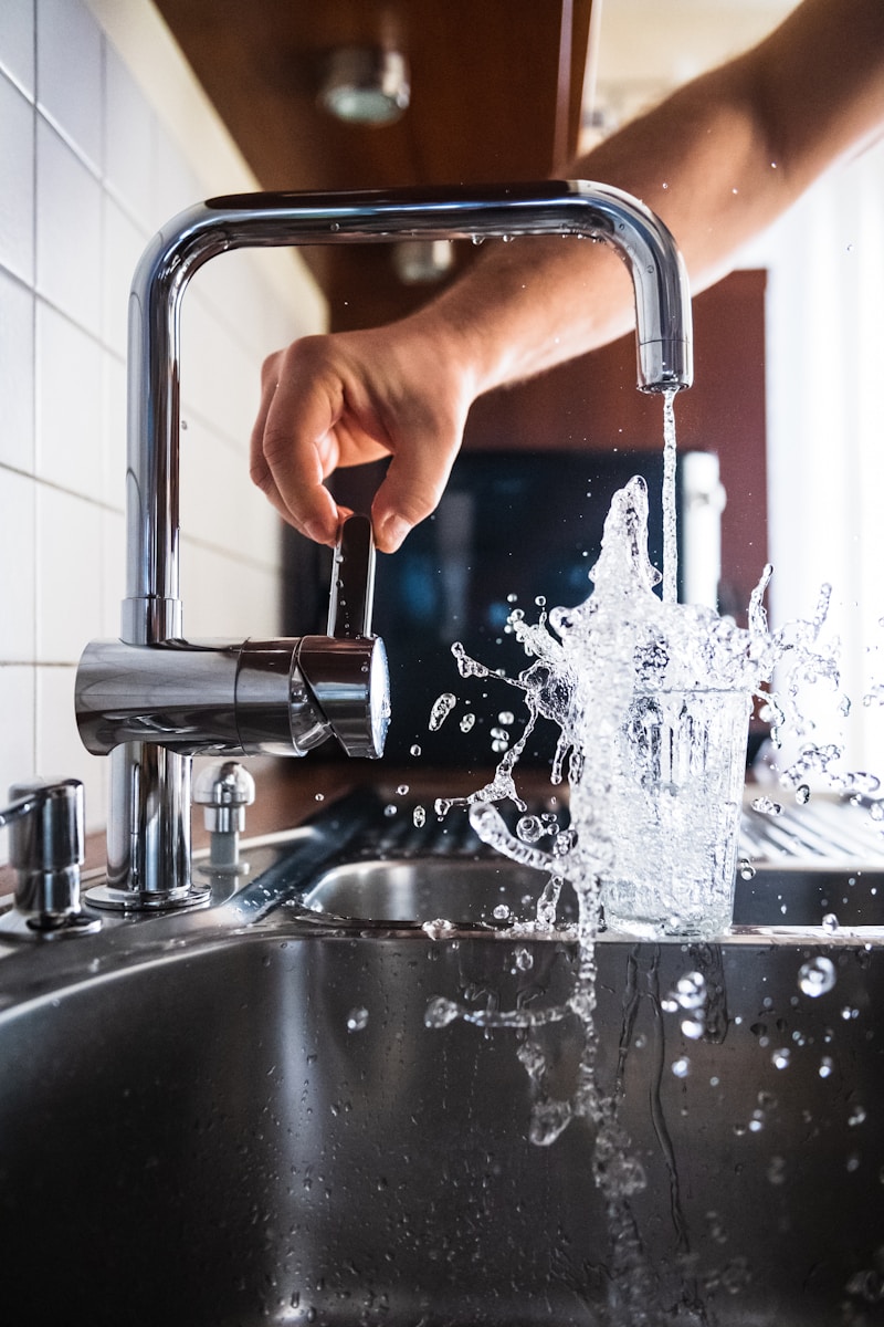 GYVENTOJŲ DĖMESIUI – nuo 2024 m. balandžio 1 d. keičiasi geriamojo vandens apskaitos prietaisų įsigijimo, įrengimo ir eksploatavimo užmokesčio tarifai